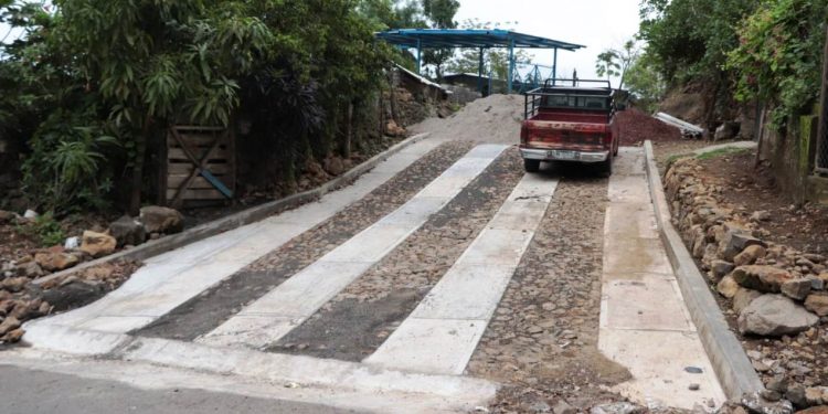 Gobierno de Apatzingán mejora accesos en Acahuato