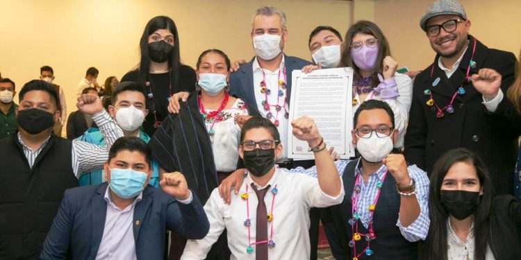 Firma Bedolla el Acuerdo Juvenil por la Transformación de Michoacán