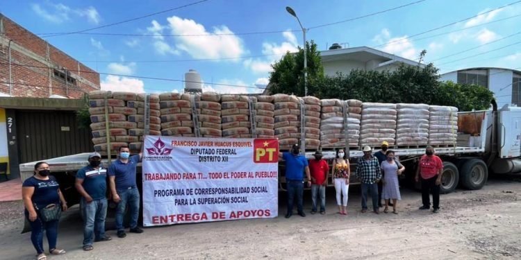 El Diputado Federal y la Regidora del PT en Apatzingán liberan apoyos