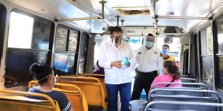 Alcalde de Apatzingán invita a la población a vacunarse y reforzar medidas preventivas del Covid-19