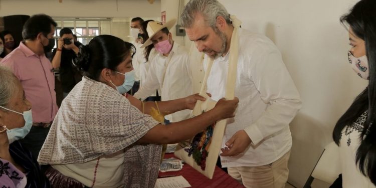 Bedolla llama al sector artesanal a trabajar para reposicionar las marcas colectivas