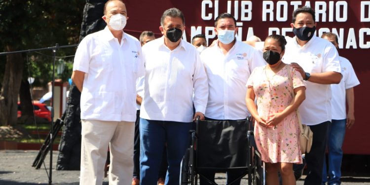 José Luis Cruz y Club Rotario entregan sillas de ruedas a personas de escasos recursos
