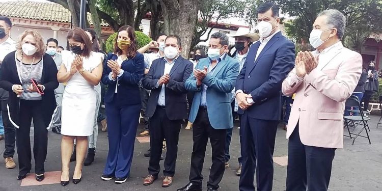 Militantes del PRD festejan presencia de Juan Bernardo Corona en Municipios