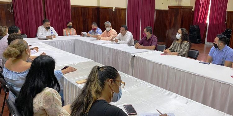 Alcalde entrega nombramientos a los funcionarios municipales