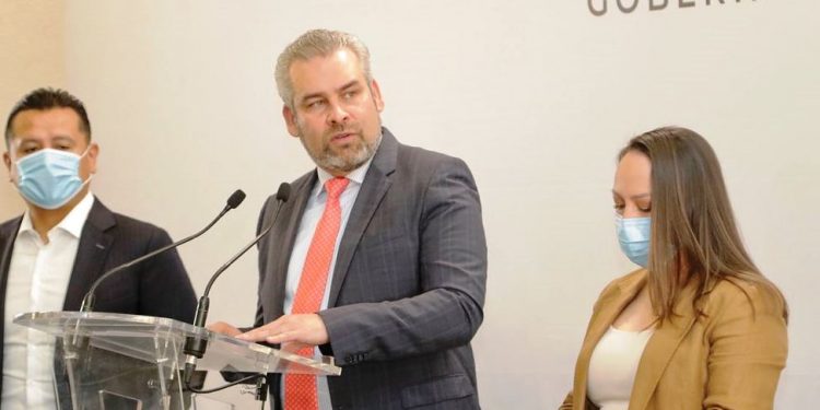 Bedolla convoca al magisterio a una nueva relación de entendimiento con su gobierno