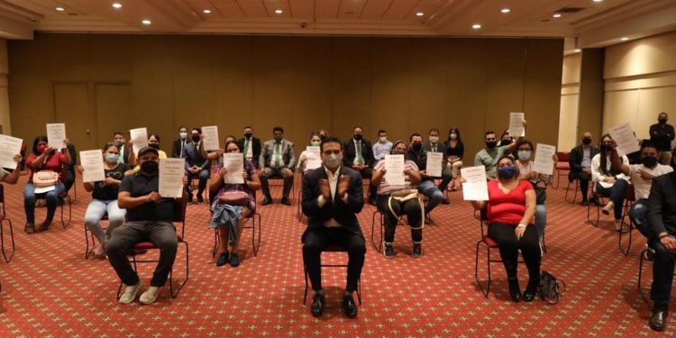 Entrega Silvano Aureoles  escrituras a víctimas de los atentados del 15 de septiembre de 2008