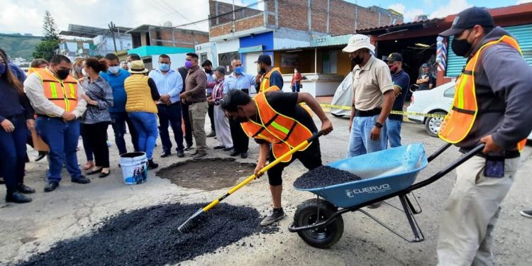Gobierno de Tarímbaro inicia programa de bacheo en Valle Real