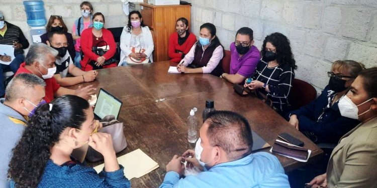 Bladimir González, Presidente de Tarímbaro, atiende directamente a integrantes del SNTE