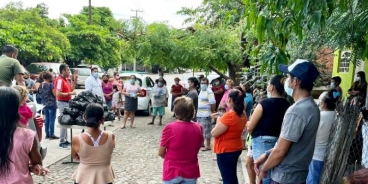 Apatzinguenses reciben a Toño Cruz Lucatero en gira de agradecimiento