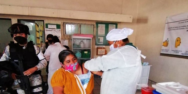 Coordina Brigada Correcaminos vacunación a comunidades indígenas de Uruapan