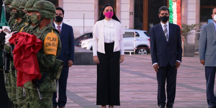 Adriana Hernández rinde honores a la Bandera Nacional y próceres de la patria