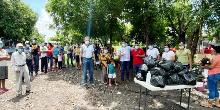 Toño Cruz mantiene solidaridad con familias vulnerables de Apatzingán