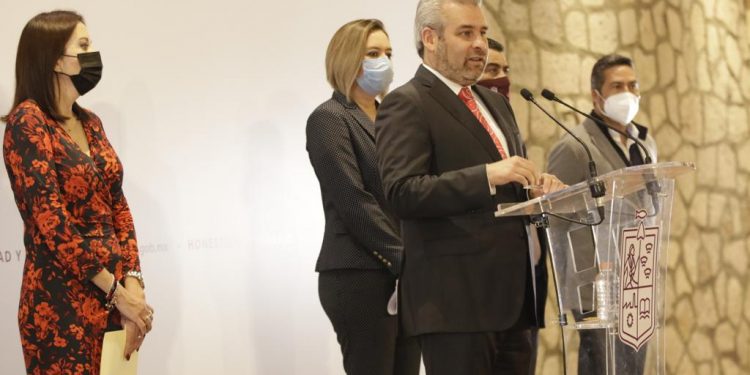 Celebra gobernador Ramírez Bedolla regreso a las aulas en bachilleratos y universidades