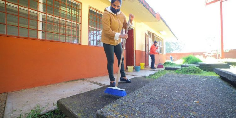 Con “Échale una Mano a las Escuelas”, Barragán ha logrado mejorar 20 escuelas para un regreso seguro