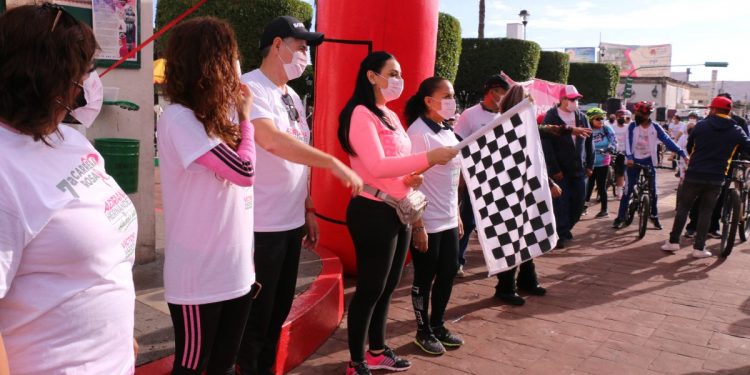 Realiza Adriana Hernández 7ª Carrera Rosa para reforzar acciones contra el cáncer de mama