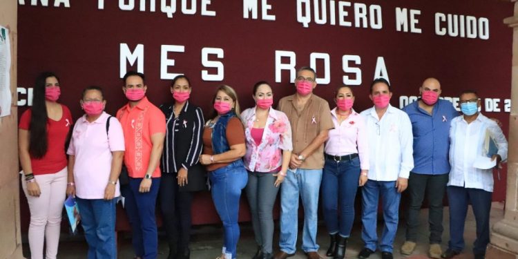 Concientizan a mujeres sobre el cáncer de mama en Apatzingán