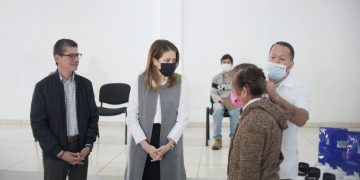 Paola Delgadillo entrega auxiliares auditivos en el DIF Morelia.