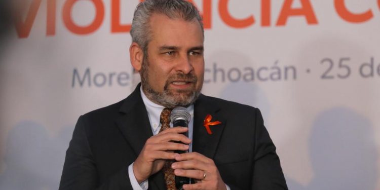 Firma Bedolla compromiso contra la violencia de género