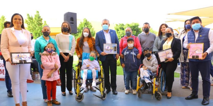 Entregan Bedolla y Secretaría del Bienestar carnet de atención gratuita a menores con discapacidad