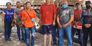 Fanny Arreola entrega apoyos para la construcción en Apatzingán.