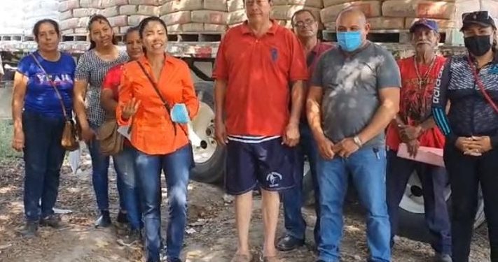 Fanny Arreola entrega apoyos para la construcción en Apatzingán.