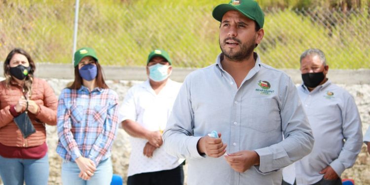 En Indaparapeo continúa Erick Magaña apostando por la educación