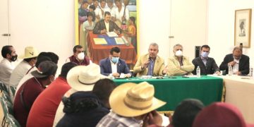 Bedolla e integrantes del gabinete, atienden necesidades de pueblos indígenas.