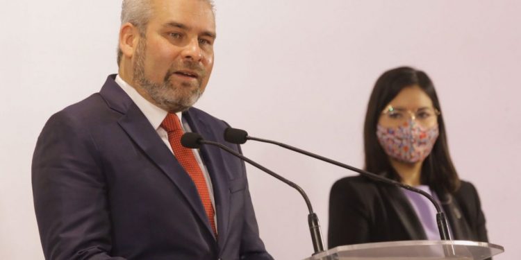 Propone Bedolla crear pensión para familias de niñas y niños con cáncer