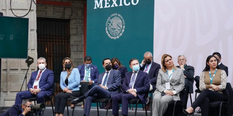 Asiste Bedolla al informe de actividades de Zoé Robledo, director del IMSS