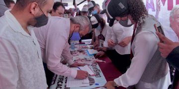 Firma Bedolla a favor de consulta de ratificación de mandato.