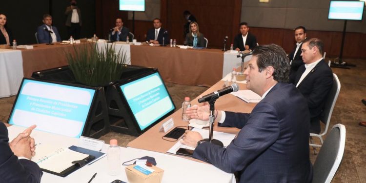 Alfonso Martínez se reúne con alcaldes de ciudades capitales para compartir experiencias y avanzar en su fortalecimiento.