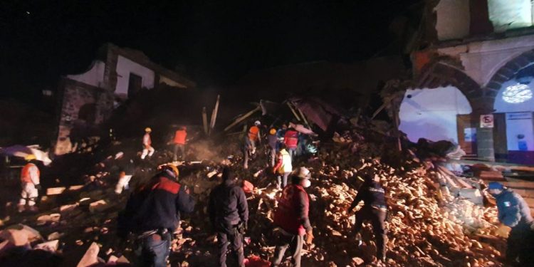 Atiende PC estatal derrumbe de portal en Tlalpujahua.