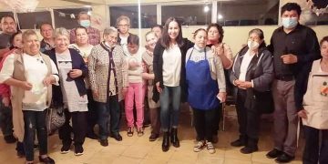Gloria Tapia se reúne con comerciantes de Zitácuaro