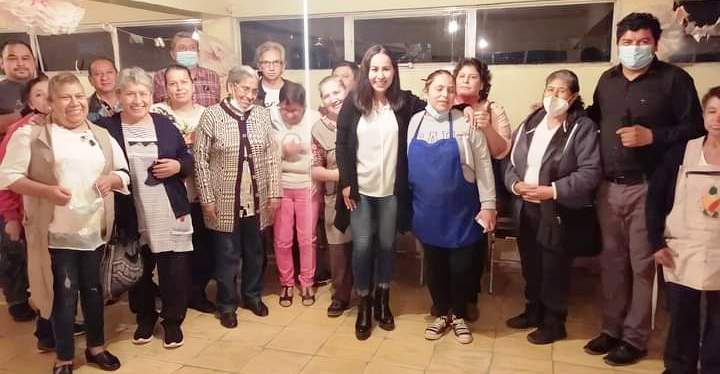 Gloria Tapia se reúne con comerciantes de Zitácuaro