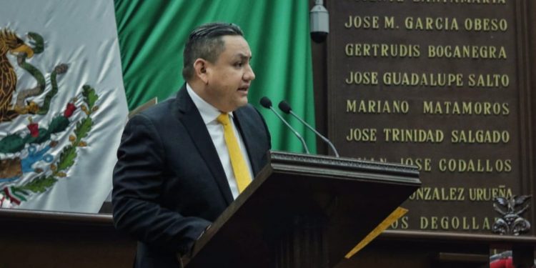 Garantizar participación de mujeres en el Colegio de Notarios, propone Víctor Manríquez.