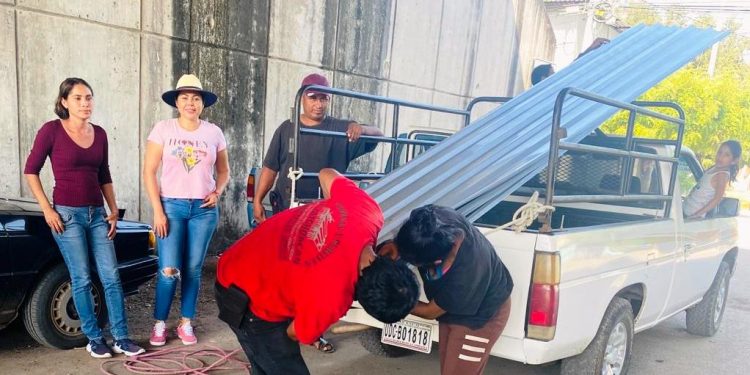 Entregan lámina a precios económicos tras las gestiones de Julisa Farías en Parácuaro