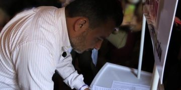 Fidel Calderón Torreblanca firma solicitud al INE para consulta popular.