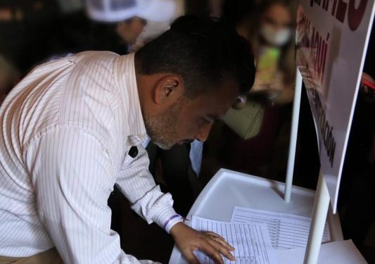 Fidel Calderón Torreblanca firma solicitud al INE para consulta popular.