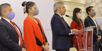 Bedolla acuerda con AMLO ampliar pensión universal a personas con discapacidad