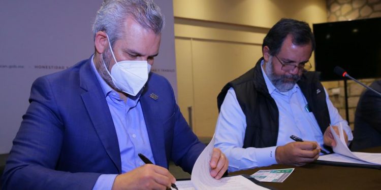 Bedolla firma convenio con CFE para llevar internet a comunidades marginadas