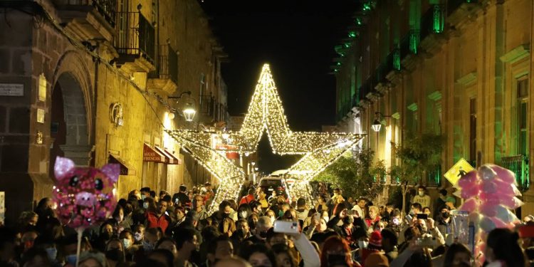 Miles de morelianos disfrutan del encendido navideño