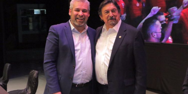 Asiste Bedolla a presentación del libro «El triunfo de la dignidad» de Gómez Urrutia