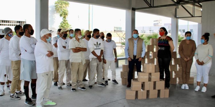 La Diputada Adriana Hernández entrega despensas a internos del Centro Penitenciario La Piedad