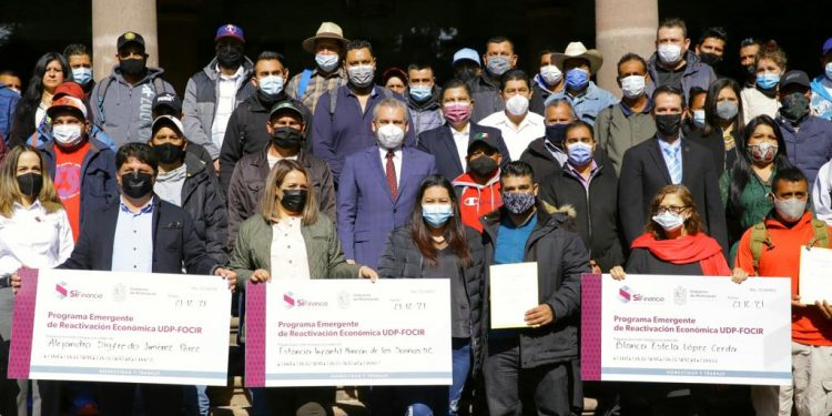 Bedolla entrega $1.3 mdp en créditos para aminorar el impacto de la pandemia en negocios