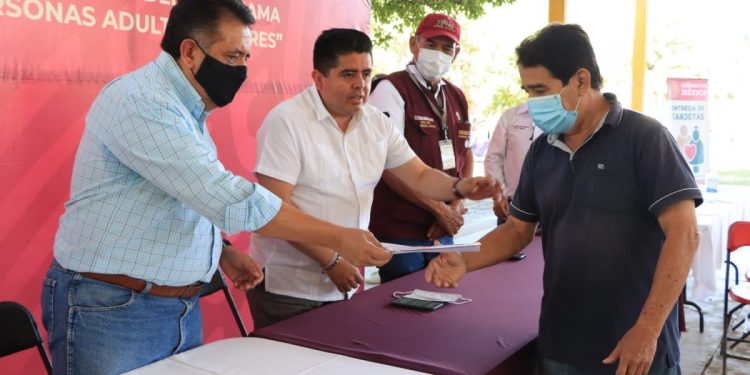 Entregan tarjetas bienestar para 150 Adultos Mayores