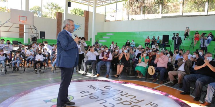 En Tacámbaro, inaugura Bedolla escuela modelo para el futuro