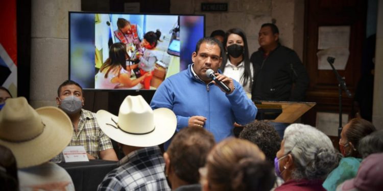 Adultos mayores reciben lentes gratuitos en Tarímbaro