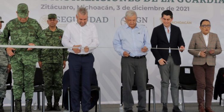 Inauguran AMLO y Bedolla Cuartel 33 de la Guardia Nacional en Michoacán