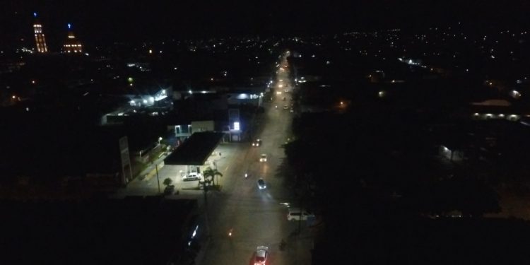 Concluye 2021 con alumbrado para más avenidas y calles de Apatzingán