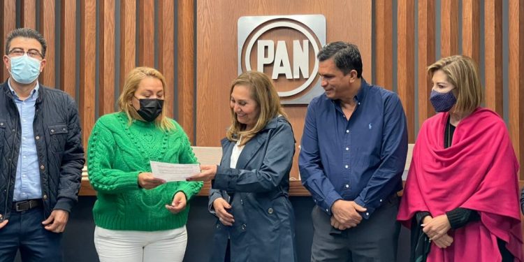 Recibe Cuquita Cabrera acta de escrutinio que la acredita como triunfadora de la elección del CDE del PAN en Michoacán